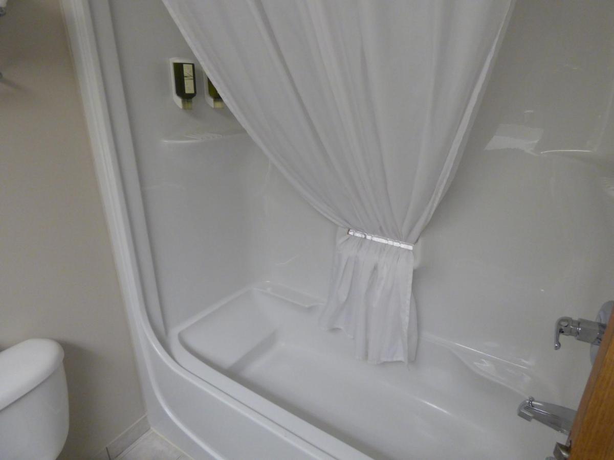 Chateau Logue Hotel Maniwaki ภายนอก รูปภาพ