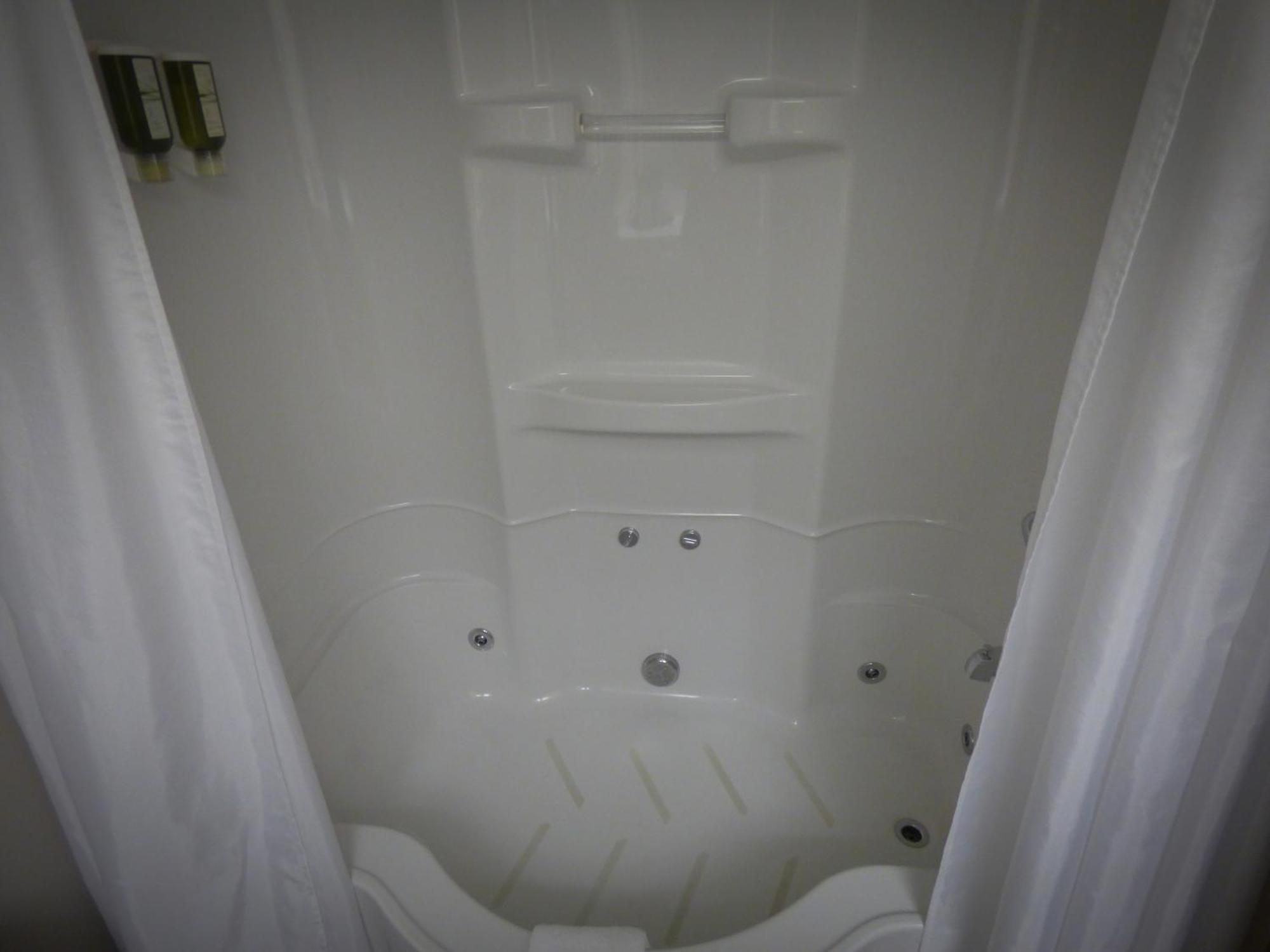 Chateau Logue Hotel Maniwaki ภายนอก รูปภาพ