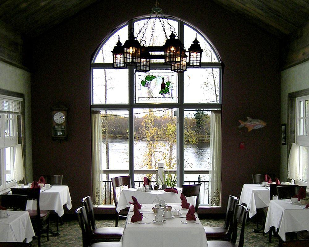 Chateau Logue Hotel Maniwaki ภายนอก รูปภาพ
