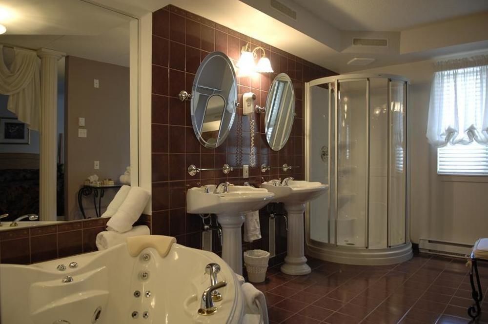 Chateau Logue Hotel Maniwaki ภายนอก รูปภาพ