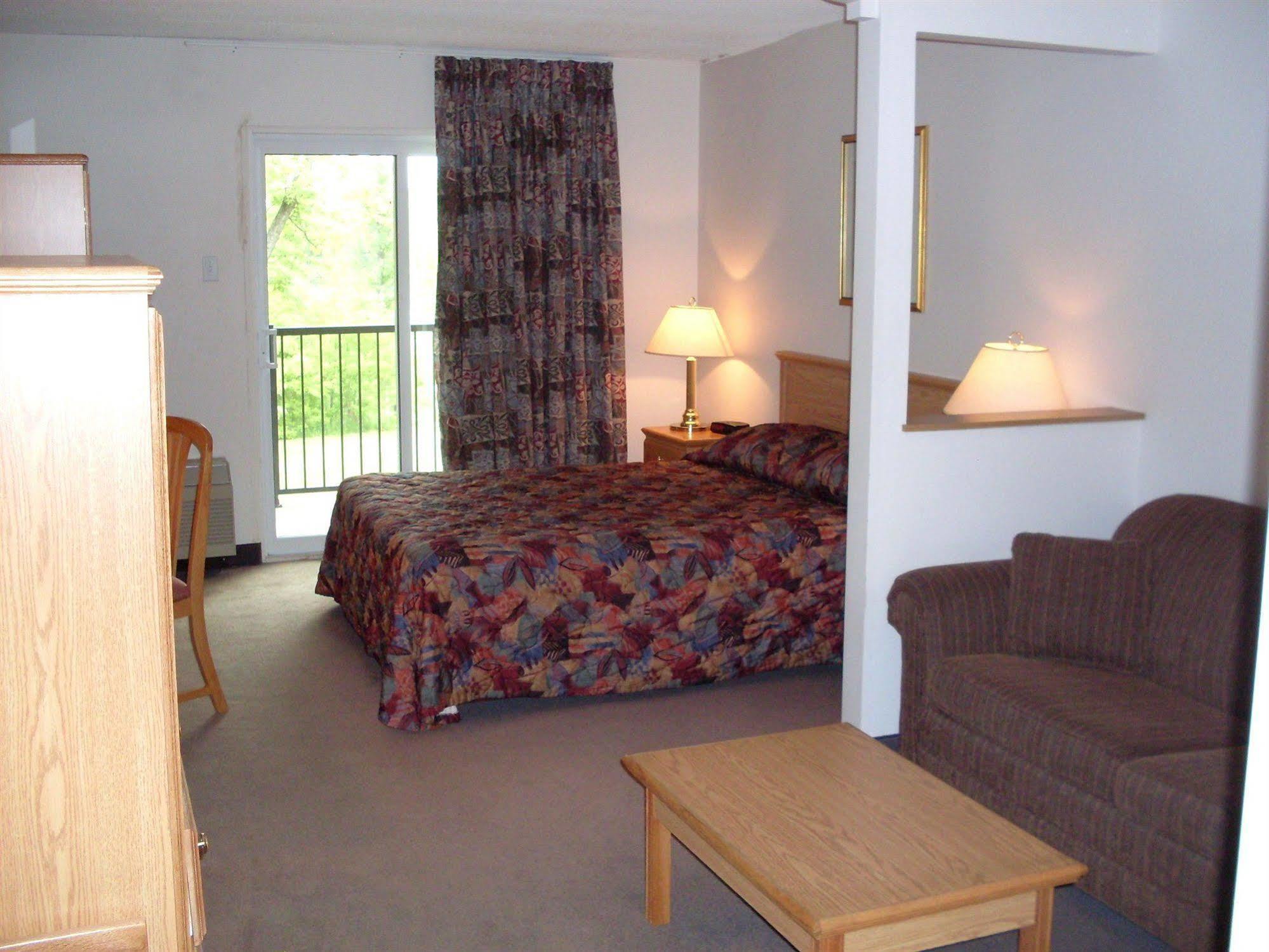 Chateau Logue Hotel Maniwaki ภายนอก รูปภาพ