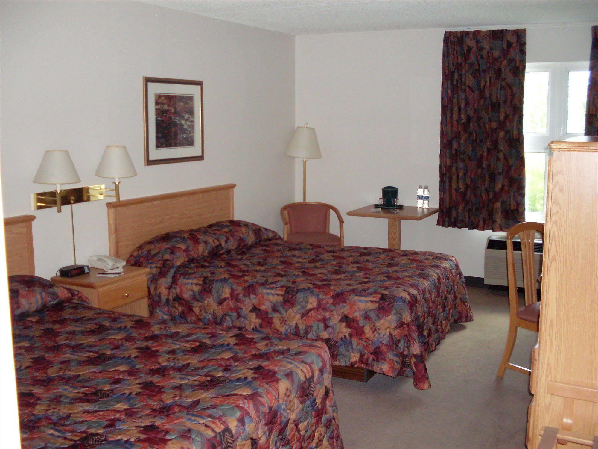 Chateau Logue Hotel Maniwaki ภายนอก รูปภาพ