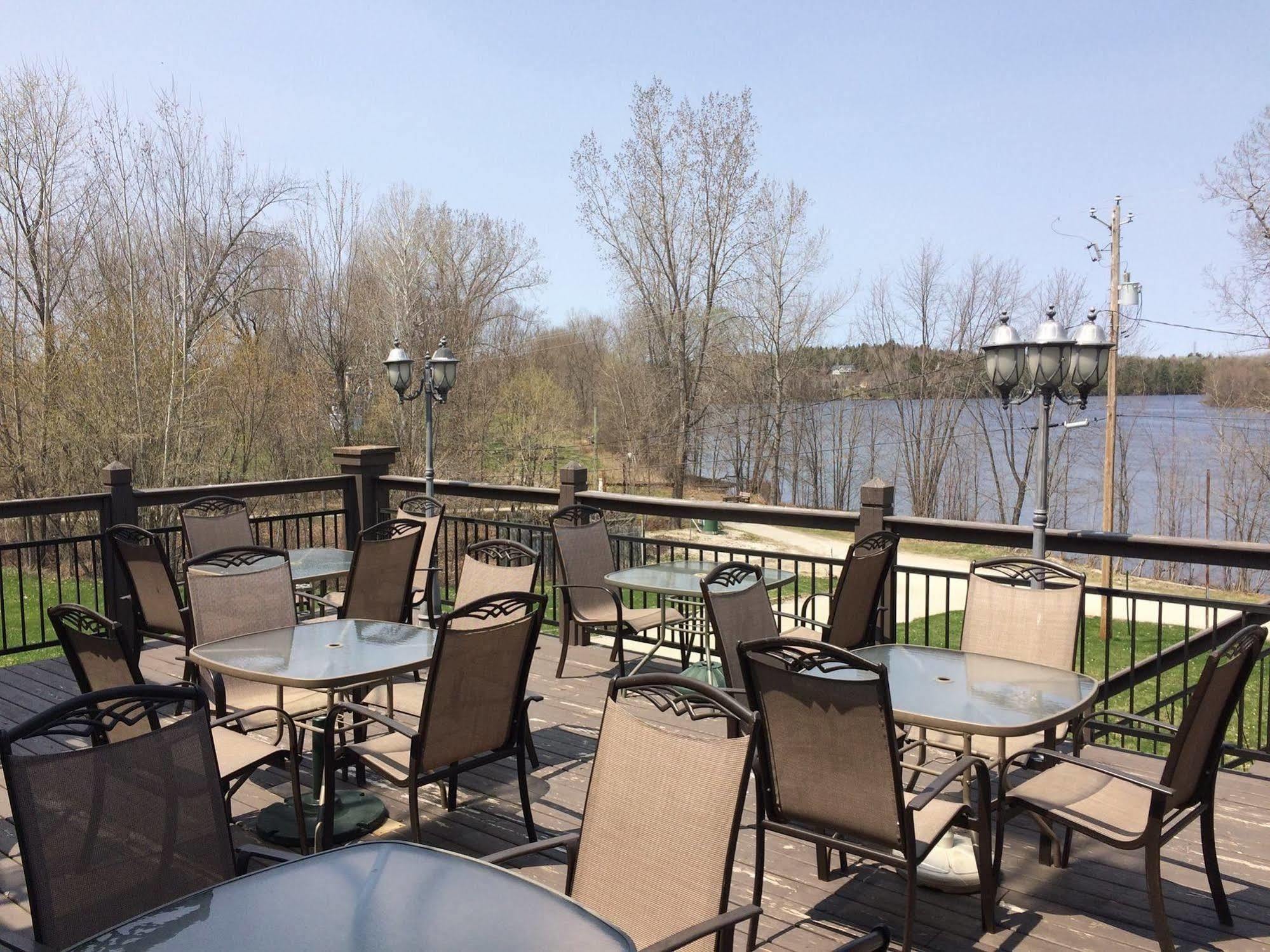 Chateau Logue Hotel Maniwaki ภายนอก รูปภาพ